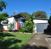 10 Double Island Drive - Modern family home centrally located swimming pool  outdoor area - Accommodation Sunshine Coast