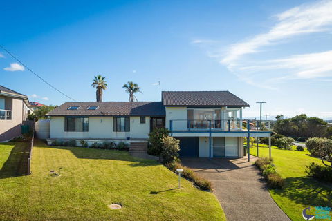 106 Ocean Parade Dalmeny - Accommodation Sunshine Coast 0