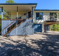 12 Ibis Court - Highset beach house with natural bushland gardens and covered decks