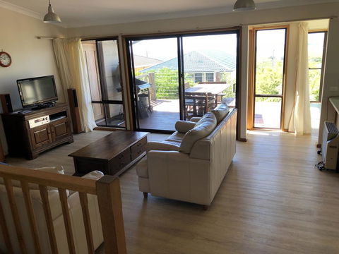 121 Montague Avenue, Kianga - Accommodation Sunshine Coast 2