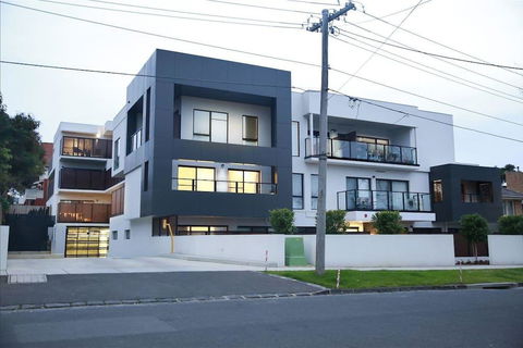 136, Light-filled Homely Box Hill Apt, 2Bed2BathFreeParking - Accommodation Sunshine Coast 0