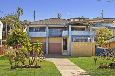 143 Matthew Flinders Drive, Port Macquarie - Accommodation Sunshine Coast 1