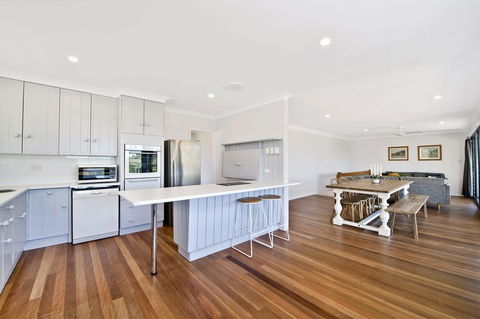 143 Matthew Flinders Drive, Port Macquarie - Accommodation Sunshine Coast 3