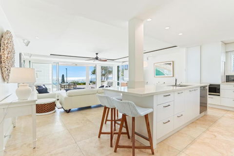 Beachfront Luxury, Hastings Street - Accommodation Sunshine Coast 3
