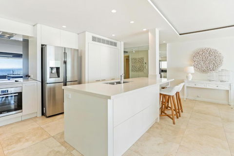 Beachfront Luxury, Hastings Street - Accommodation Sunshine Coast 2