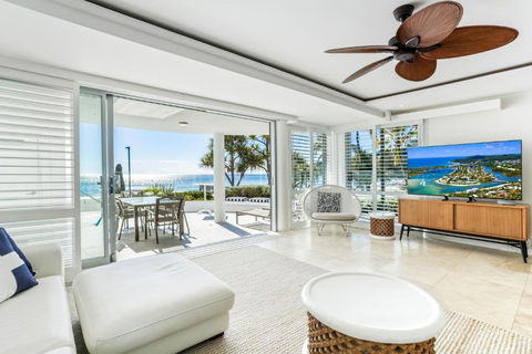 Beachfront Luxury, Hastings Street - Accommodation Sunshine Coast 1