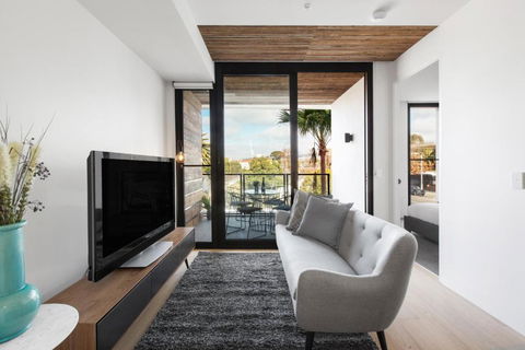 Chic 1-Bed With A Sleek Balcony Near Shops - Accommodation Sunshine Coast 0