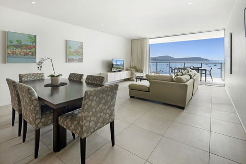 3 Bedroom Ultimate Luxury Waterfront - Accommodation Sunshine Coast 3