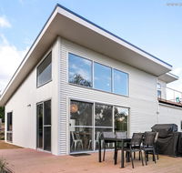 4 king or 8 single beds WiFi Netflix pet friendly - Accommodation Sunshine Coast