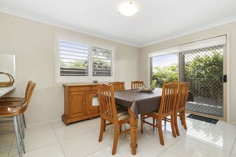 44 Oaks Avenue, No:4 - Accommodation Sunshine Coast 2