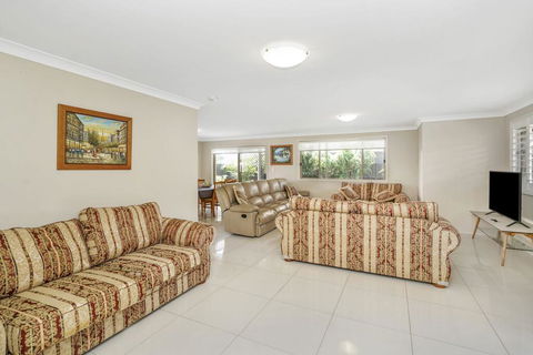 44 Oaks Avenue, No:4 - Accommodation Sunshine Coast 3