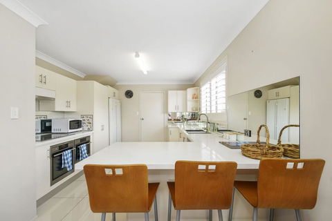 44 Oaks Avenue, No:4 - Accommodation Sunshine Coast 1