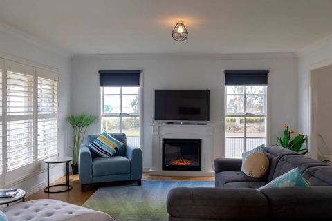 5 Bedroom Close To Beach And Moorpanyal Park - Accommodation Sunshine Coast 0