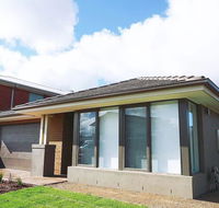 5Bed 2Bath Family House in Werribee - Accommodation Sunshine Coast