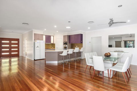7 Ibis Court - Spacious Family Home With Large Outdoor Area, Swimming Pool & Ample Parking - Accommodation Sunshine Coast 3