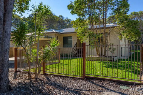 7 Ibis Court - Spacious Family Home With Large Outdoor Area, Swimming Pool & Ample Parking - Accommodation Sunshine Coast 1