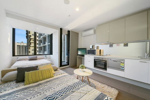 A Charming Studio With Stunning City Views - Accommodation Sunshine Coast 2