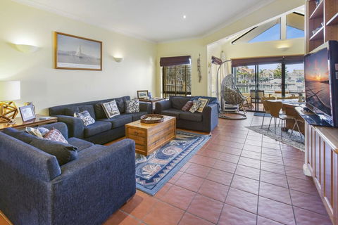 A Mariners Place - BEST Location In Town! - Accommodation Sunshine Coast 2