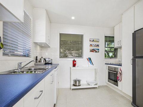 A Stylish Apartment With Noosa Views! - Unit 6 Yaringa 29 Noosa Drive - Accommodation Sunshine Coast 3