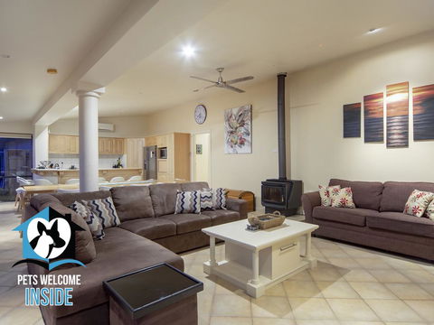 Absolute Water Frontage W/ Jetty + Boat Ramp - Accommodation Sunshine Coast 1