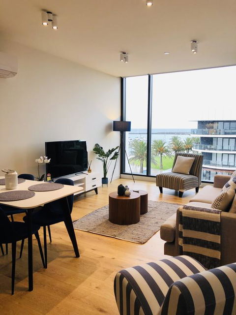 Absolute Waterfront Apt 319 Lighthouse - Accommodation Sunshine Coast 3