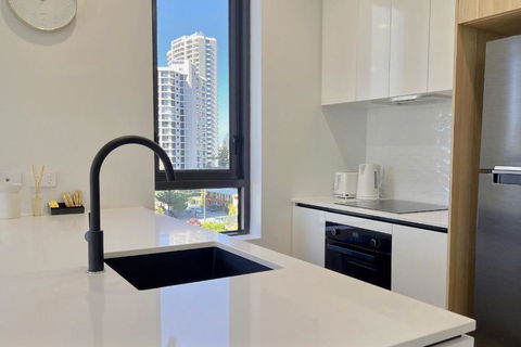 E.S. Surfers Paradise - Accommodation Sunshine Coast 2