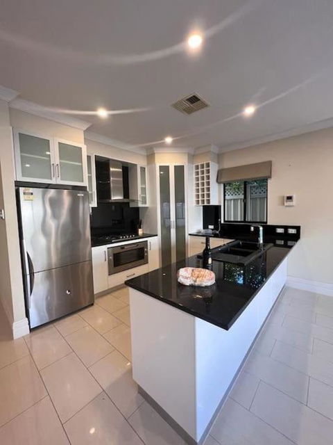 Executive Villa Close To CBD With Spa - Accommodation Sunshine Coast 0