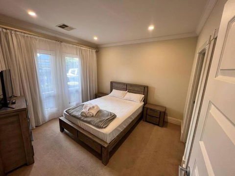 Executive Villa Close To CBD With Spa - Accommodation Sunshine Coast 1