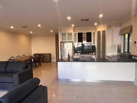 Executive Villa Close To CBD With Spa - Accommodation Sunshine Coast 2