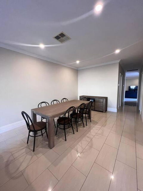 Executive Villa Close To CBD With Spa - Accommodation Sunshine Coast 3