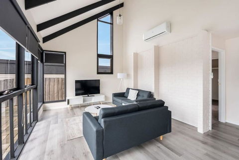 Expansive River-View Oasis - Accommodation Sunshine Coast 1
