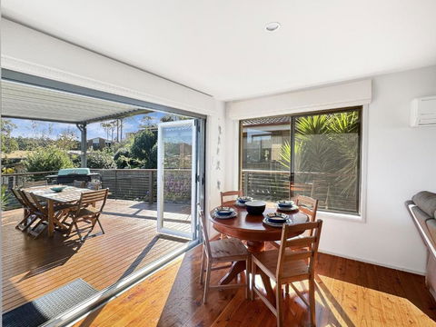 Fab 3-Bed Stay With Great Outdoors & Water Views - Accommodation Sunshine Coast 4