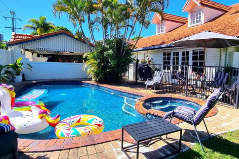 Fab 4brm Home With Pool A 15 Min Walk To Beach - Accommodation Sunshine Coast 0