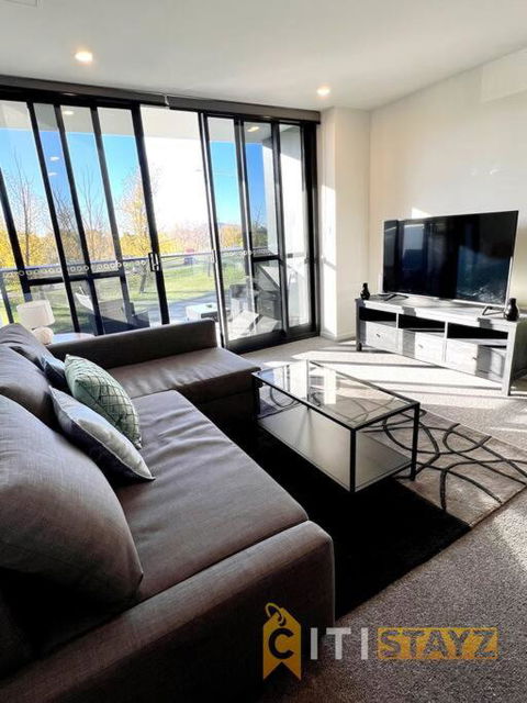 Fab In Phillip - 2bd 2bth Apt - Close To CBR Hospital - Accommodation Sunshine Coast 4