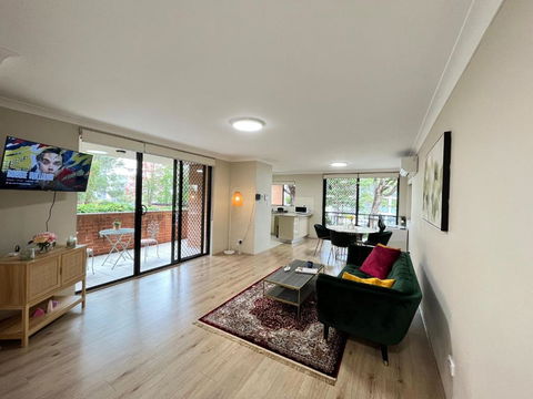Fabulous 2 Bedroom Apartment, Secured Free Parking - Accommodation Sunshine Coast 0