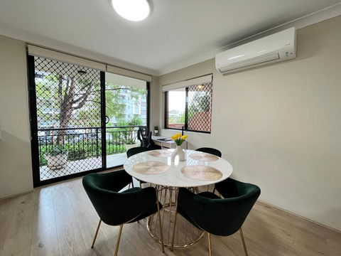 Fabulous 2 Bedroom Apartment, Secured Free Parking - Accommodation Sunshine Coast 3