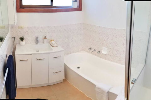 FERNLY BFast, WiFi Nflx AC Walk2Pizza Liquor Deli, - Accommodation Sunshine Coast 2