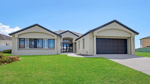 FLOATING ON THE CANALS - 80 COMMODORE CRES - Accommodation Sunshine Coast 0