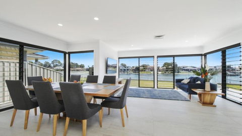 FLOATING ON THE CANALS - 80 COMMODORE CRES - Accommodation Sunshine Coast 1