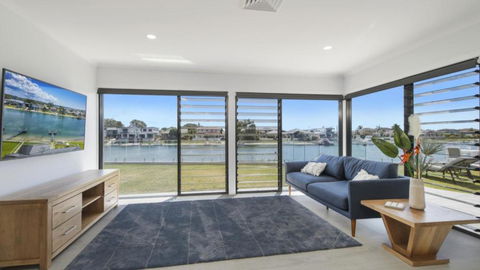 FLOATING ON THE CANALS - 80 COMMODORE CRES - Accommodation Sunshine Coast 2