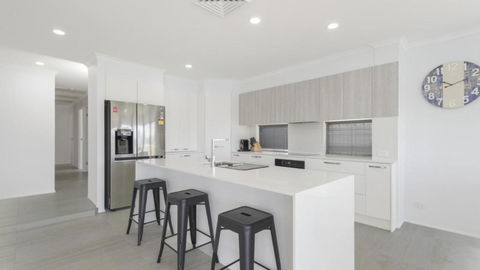 FLOATING ON THE CANALS - 80 COMMODORE CRES - Accommodation Sunshine Coast 3