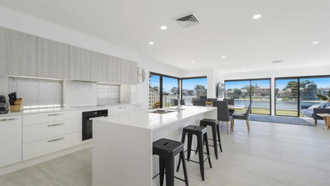 FLOATING ON THE CANALS - 80 COMMODORE CRES - Accommodation Sunshine Coast 4