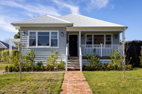 FOREST CORNER - 3 BEDROOM WEATHERBOARD, TRENTHAM - Accommodation Sunshine Coast 0