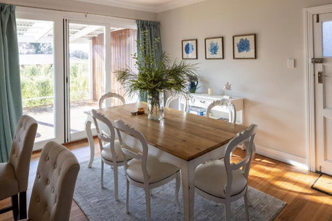 FOREST CORNER - 3 BEDROOM WEATHERBOARD, TRENTHAM - Accommodation Sunshine Coast 1
