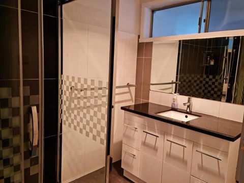 Four Bedroom House With Free Parking On Site - Accommodation Sunshine Coast 2