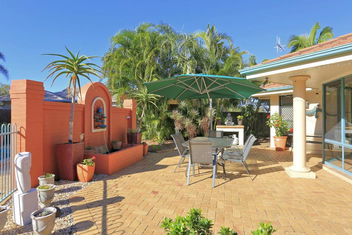 Golden Cane Bed & Breakfast with Accommodation Sunshine Coast