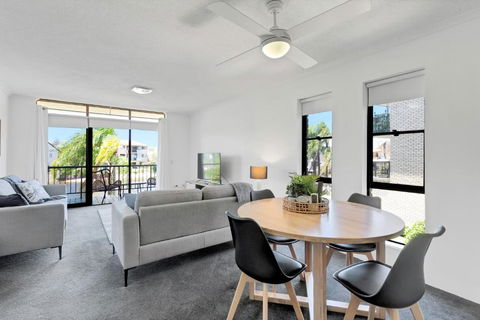 HACIENDA- CANAL VIEWS AND COMFORT - Accommodation Sunshine Coast 1
