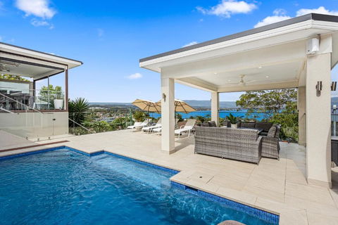 HEATed Pool, Lake & Beach, Luxury 5 B/R House - Accommodation Sunshine Coast 0