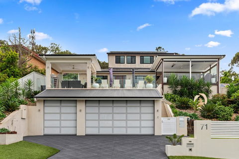 HEATed Pool, Lake & Beach, Luxury 5 B/R House - Accommodation Sunshine Coast 3