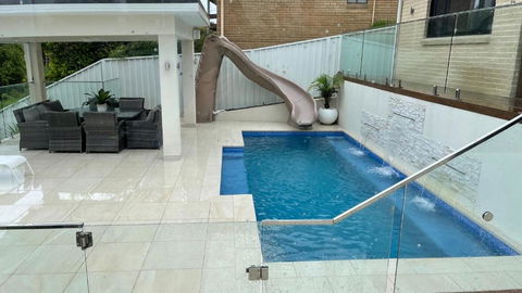 HEATed Pool, Lake & Beach, Luxury 5 B/R House - Accommodation Sunshine Coast 2